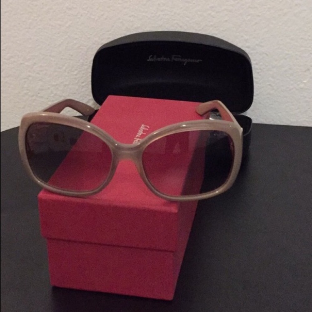 Salvatore Ferragamo Sunglasses - Picture 3 of 12